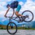 自転車も交通ルール違反の罰則があるって知ってた？路上にある青い線や矢印の意味を解説！