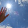 運転中の「眩しい！」を解決！昼の太陽光、夜のヘッドライト…等シーン別に対処法を解説